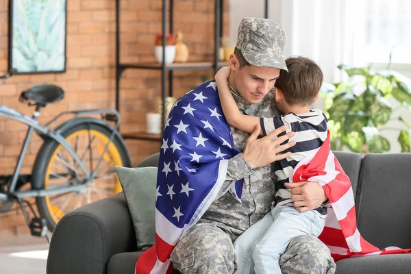 Soldado Seu Filhinho Abraçando Casa Celebração Dia Memorial — Fotografia de Stock