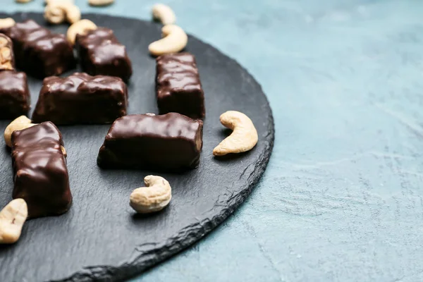 Sabrosos Caramelos Chocolate Con Nueces Fondo Color Primer Plano —  Fotos de Stock