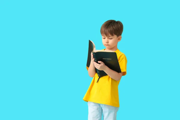 Kleiner Junge Mit Bibel Auf Farbigem Hintergrund — Stockfoto