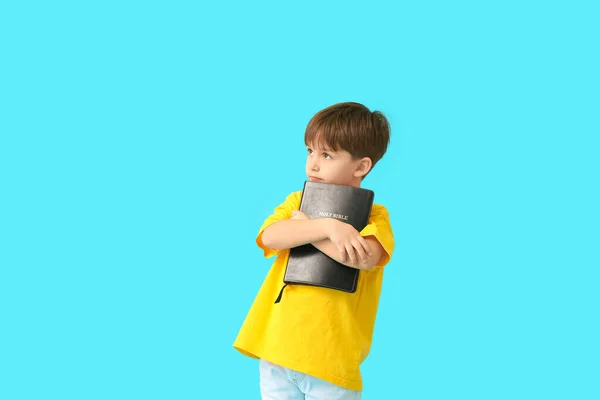 Liten Pojke Med Bibeln Färg Bakgrund — Stockfoto