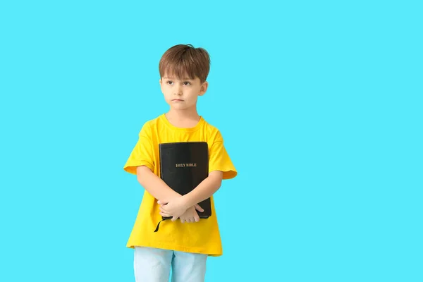 Mały Chłopiec Biblią Kolorowym Tle — Zdjęcie stockowe
