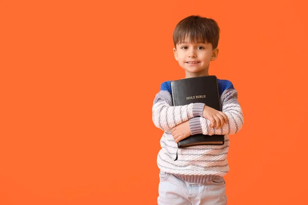 Μικρό Αγόρι Βίβλο Στο Φόντο Χρώμα — Φωτογραφία Αρχείου