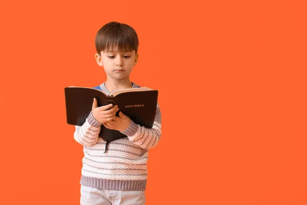 Kleiner Junge Mit Bibel Auf Farbigem Hintergrund — Stockfoto