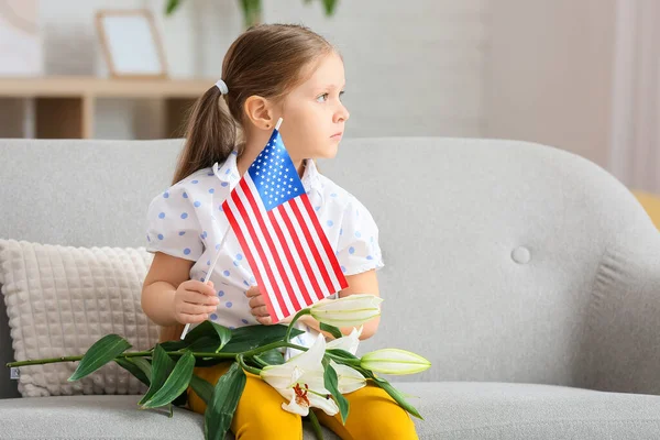 Holčička Vlajkou Usa Květinami Doma Slavnost Memorial Day — Stock fotografie