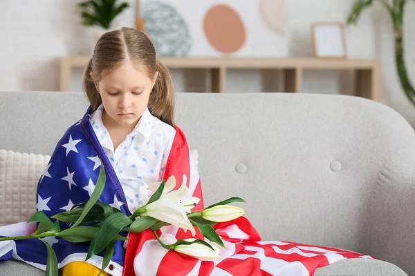 Little Girl Usa Flag Flowers Home Memorial Day Celebration — Stock Photo, Image