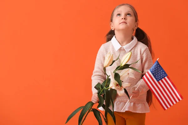 色の背景にアメリカ国旗と花を持つ小さな女の子 記念日 — ストック写真