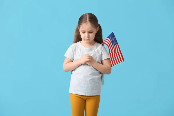 Egy Kislány Amerikai Zászlóval Színes Háttérrel Emléknapi Ünnepség — Stock Fotó