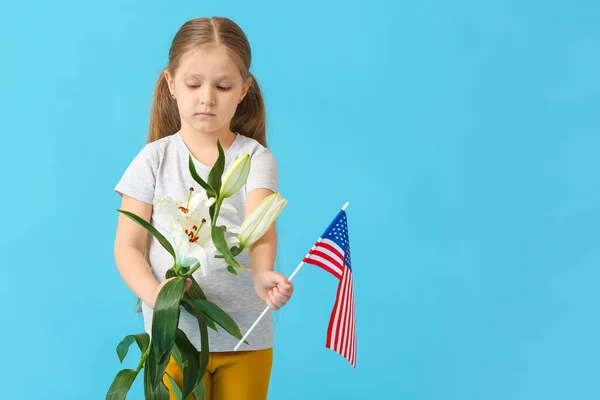 Malá Holčička Vlajkou Usa Květinami Barevném Pozadí Slavnost Memorial Day — Stock fotografie