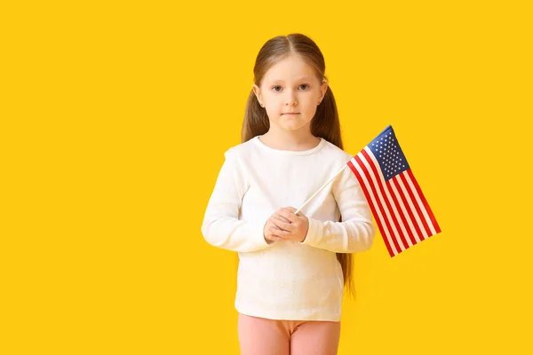 Malá Dívka Vlajkou Usa Barevném Pozadí — Stock fotografie