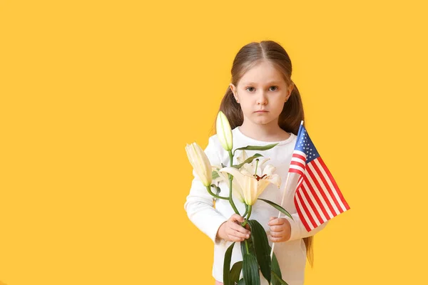 Malá Holčička Vlajkou Usa Květinami Barevném Pozadí Slavnost Memorial Day — Stock fotografie