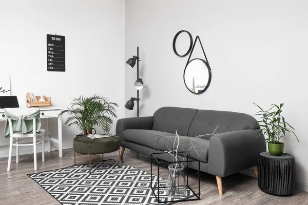 居心地の良いソファと鏡付きのスタイリッシュな部屋のインテリア — ストック写真