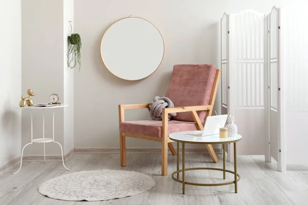 Intérieur Élégant Avec Fauteuil Miroir Modernes — Photo