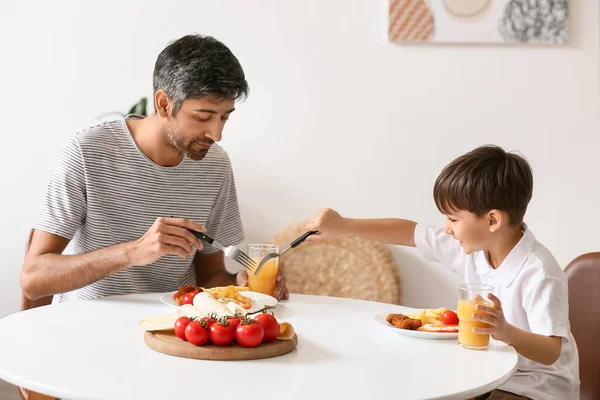 Otec Jeho Syn Snídají Kuchyni — Stock fotografie