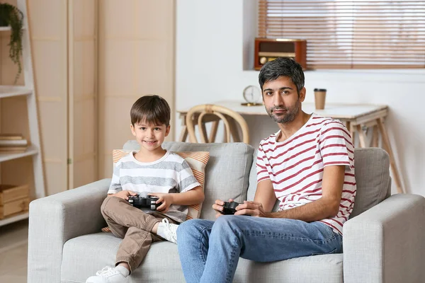 Padre Hijo Pequeño Jugando Videojuegos Casa —  Fotos de Stock