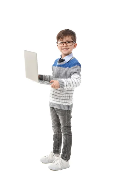 Leuke Kleine Zakenman Met Laptop Witte Achtergrond — Stockfoto