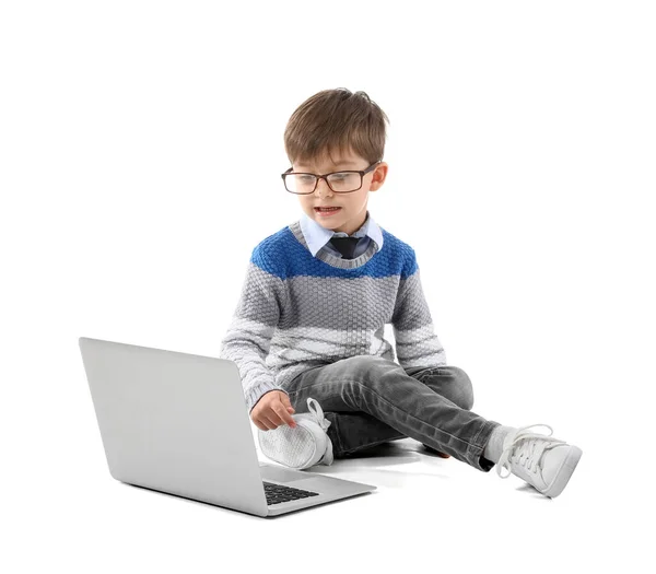 Leuke Kleine Zakenman Met Laptop Witte Achtergrond — Stockfoto