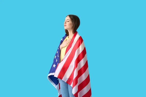 Triste Jeune Femme Avec Drapeau Des États Unis Sur Fond — Photo