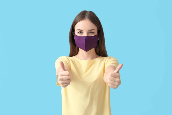Stylowa Młoda Kobieta Nosi Maskę Pokazuje Kciuk Góry Tle Koloru — Zdjęcie stockowe