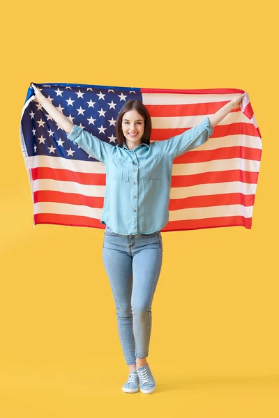 Jeune Femme Avec Drapeau Des États Unis Sur Fond Couleur — Photo