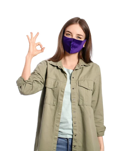 Stilvolle Junge Frau Trägt Maske Und Zeigt Auf Weißem Hintergrund — Stockfoto