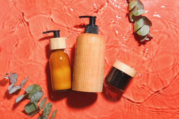 Produtos Cosméticos Ramos Eucalipto Água Sobre Fundo Cor — Fotografia de Stock