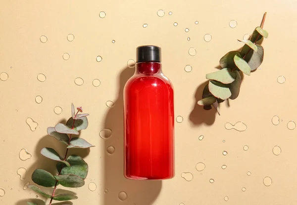 Μπουκάλι Καλλυντικών Προϊόντων Και Κλαδιά Ευκαλύπτου Φόντο Χρώματος Σταγόνες Νερού — Φωτογραφία Αρχείου