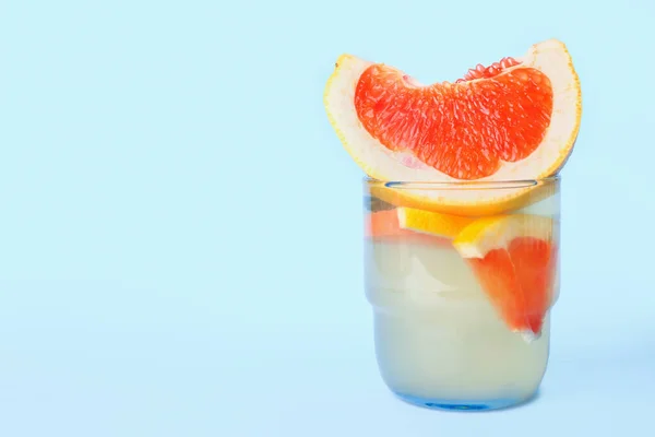 Glas Välsmakande Grapefrukt Lemonad Färg Bakgrund — Stockfoto