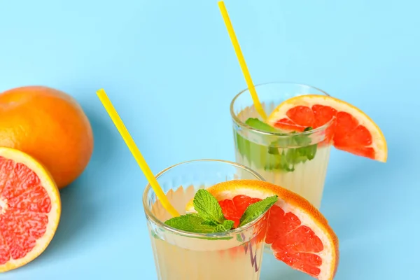 Gläser Leckere Grapefruit Limonade Auf Farbigem Hintergrund — Stockfoto