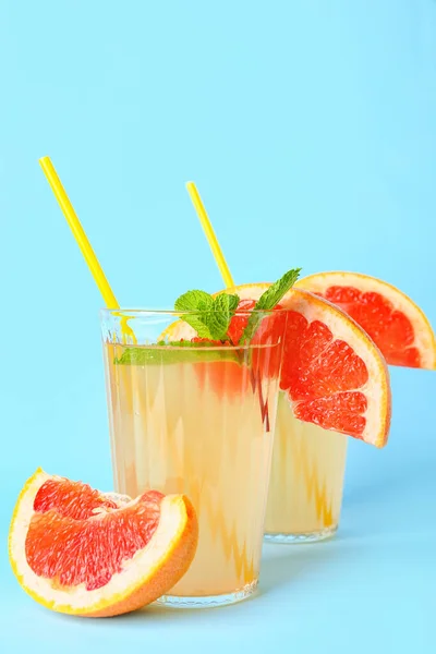 Gläser Leckere Grapefruit Limonade Auf Farbigem Hintergrund — Stockfoto