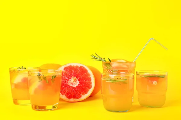 Brýle Chutné Grapefruitové Limonády Barevném Pozadí — Stock fotografie