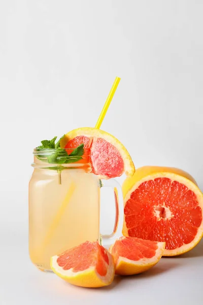 Einmachglas Mit Leckerer Grapefruit Limonade Auf Weißem Hintergrund — Stockfoto