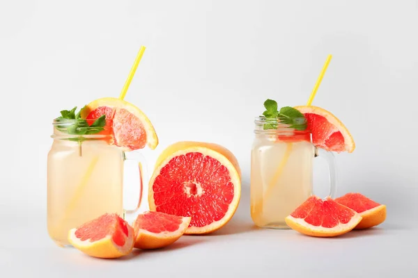 Einmachgläser Mit Leckerer Grapefruit Limonade Auf Weißem Hintergrund — Stockfoto