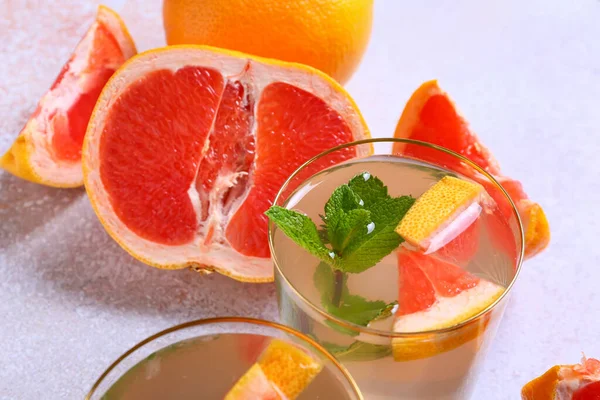 Gläser Leckere Grapefruit Limonade Auf Hellem Hintergrund — Stockfoto