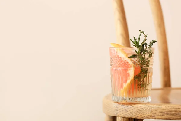 Glas Smakelijke Grapefruit Limonade Stoel Tegen Kleur Achtergrond — Stockfoto