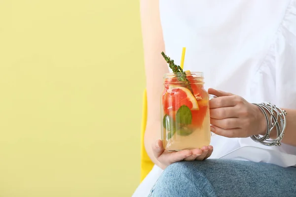 Frau Mit Einmachglas Mit Leckerer Grapefruit Limonade Auf Farbigem Hintergrund — Stockfoto