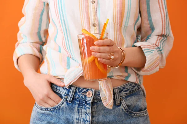 Vrouw Met Glas Lekkere Grapefruit Limonade Kleur Achtergrond — Stockfoto