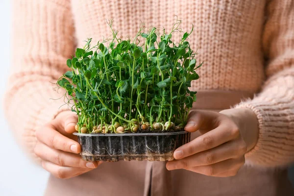 Mujer Con Micro Verde Fresco Primer Plano — Foto de Stock