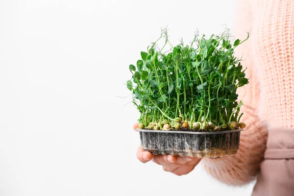 Vrouw Met Verse Micro Groen Lichte Achtergrond — Stockfoto