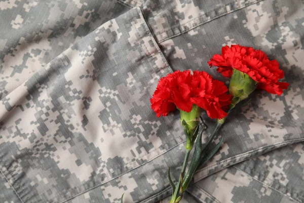 軍事制服を着た新鮮なカーネーションの花 — ストック写真