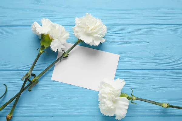色木底色空白纸片的新鲜康乃馨花 — 图库照片