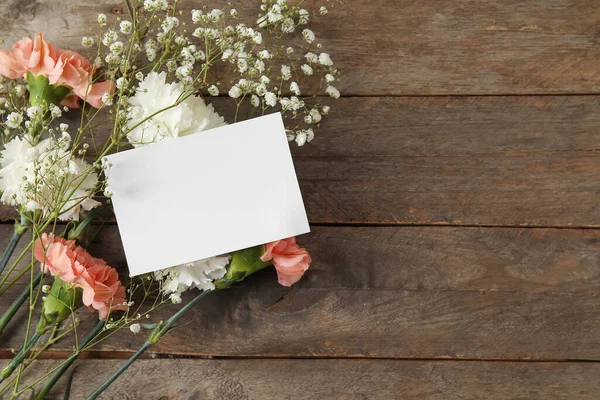 Verse Anjer Bloemen Met Leeg Vel Papier Houten Ondergrond — Stockfoto