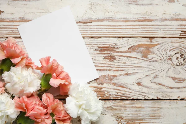 Verse Anjer Bloemen Met Leeg Vel Papier Witte Houten Achtergrond — Stockfoto