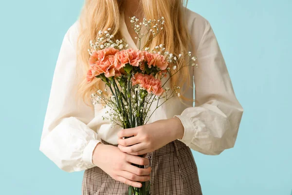 Ung Kvinna Med Vacker Nejlika Blommor Färg Bakgrund — Stockfoto