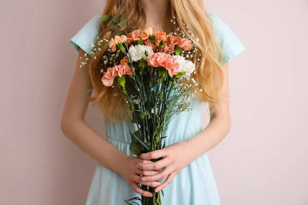 Młoda Kobieta Pięknymi Goździkami Kwiaty Tle Koloru — Zdjęcie stockowe