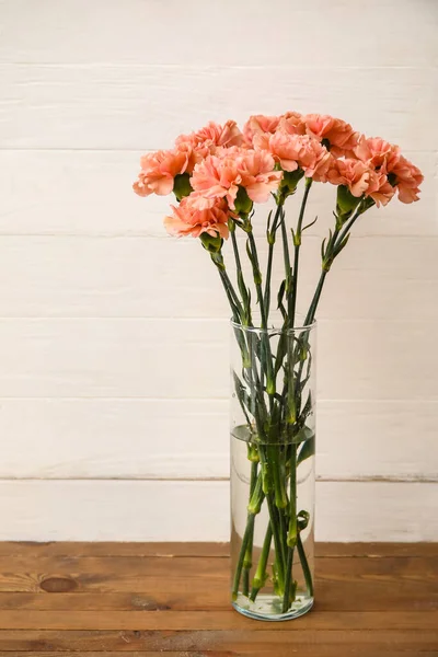 Ahşap Arka Planda Güzel Karanfil Çiçekleri — Stok fotoğraf