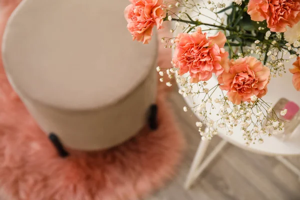 Csokor Gyönyörű Szegfű Virágok Asztalon Szobában Közelkép — Stock Fotó