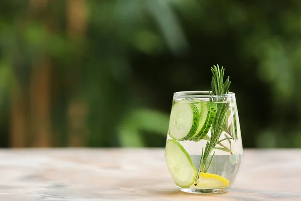 Glass Cucumber Lemonade Table Outdoors — Stock Photo, Image