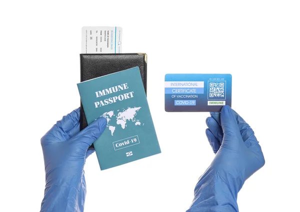 Doktorun Elleri Bağışıklık Pasaport Beyaz Arka Planda Belgeler — Stok fotoğraf