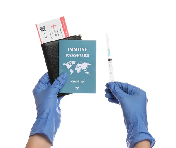 Doktorovy Ruce Imunitním Pasem Dokumenty Vakcínou Covid Bílém Pozadí — Stock fotografie