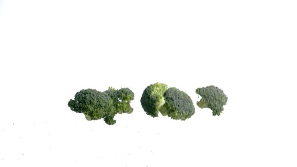 Färsk Flygande Broccoli Vit Bakgrund — Stockvideo